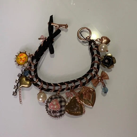 Betsey Johnson charm bracelet - Picture 1 of 5
